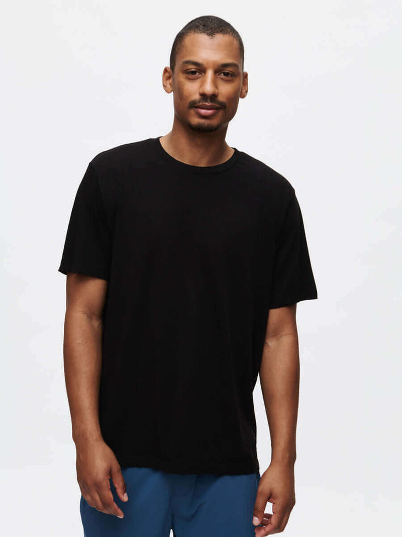 Model wearing Everyday Classic Shortsleeve t-shirt in black, showcasing soft and breathable organic cotton jersey.