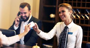 recepcionista-de-hotel-como-esse-profissional-pode-fazer-a-diferenca-no-seu-negocio-feature-image