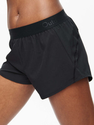 Relay 3" Short in black, lightweight fabric with elastic band, perfect for medium to high-sweat activities.